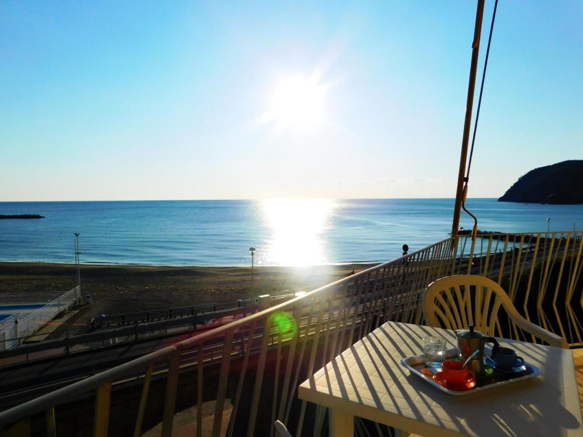 Trilocale Con Meravigliosa Vista Mare, 레반토 외부 사진